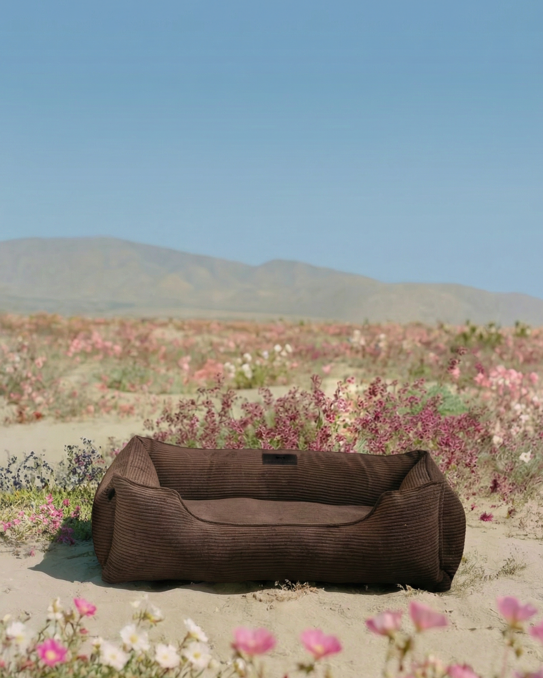Chester & Lee | Milk Chocolate Sleeper Dog Bed